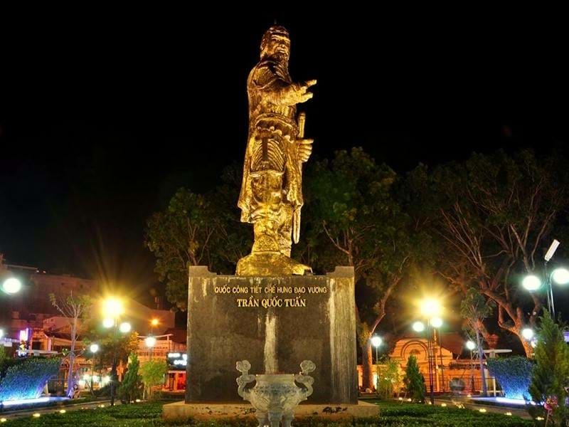 Dời lư hương trước tượng đài Trần Hưng Đạo: cần sửa ngay một quyết định vội vã